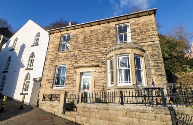 BELGRANO, pet friendly, character holiday cottage in Matlock Bath