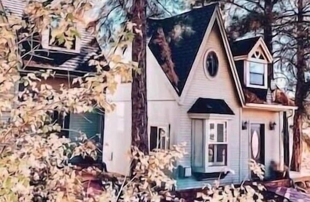 BellaVue Estate Cottage Chalet #2 - Cozy Cute & Clean, Central location