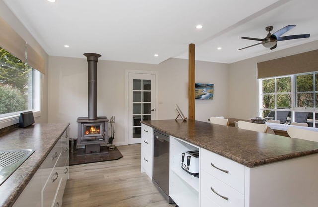 Belle of Bright - Located close to river and town precinct