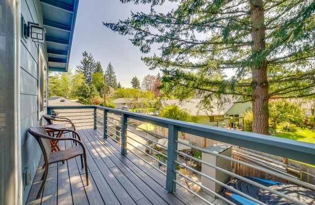Bellevue Abode Balcony, 13 Mi to Downtown Seattle