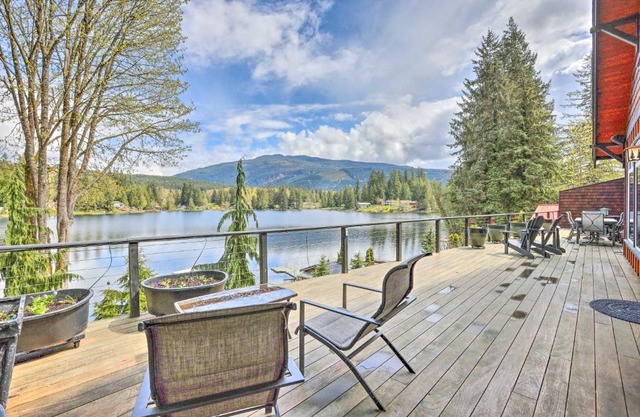 Bellingham Area Getaway on Lake with Hot Tub!