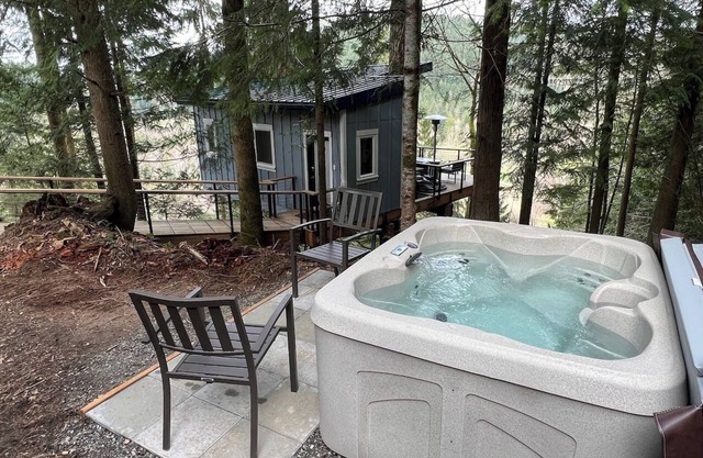 Bellingham Treehouse w/Waterfall, View, & Hot Tub