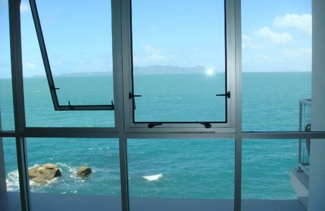 Best at Bright Point 4 Bedroom (sleeps up to 8) Absolute Waterfront Apartment
