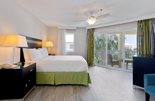 Best Choice! With Free Breakfast, Free Parking, Outdoor Pool!