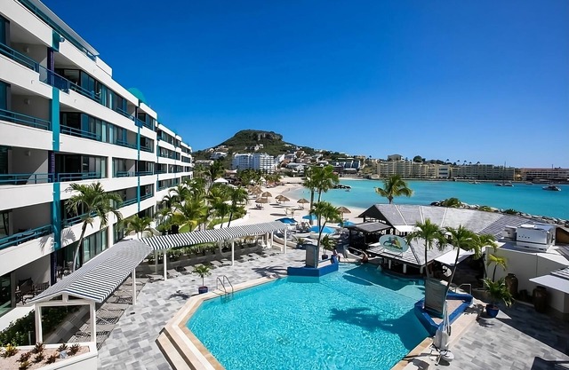 Best Place to Unwind! Free Parking, Full Kitchen, Outdoor Pool, Beach Access!