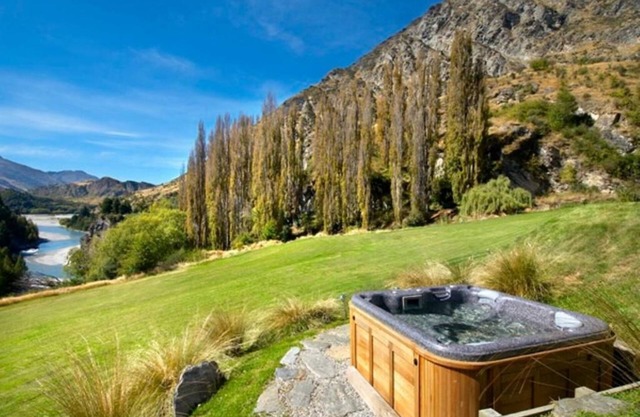 Best view Queenstown 4 Bed house with Outdoor Jacuzzi close to Coronet Ski Field