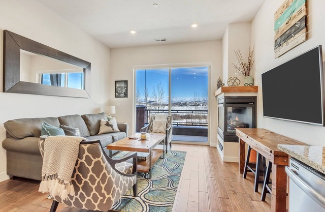 BEST VIEWS in Newpark Terrace! 2Bed/2Bath- hiking & mountain biking steps away.