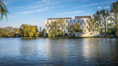 Lakeside Hotel 