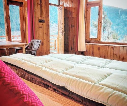 BESTIE WOODEN COTTAGE JIBHI