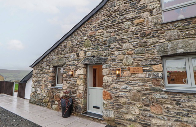 BEUDY PWLL PRIDD, pet friendly, luxury holiday cottage in Llangollen
