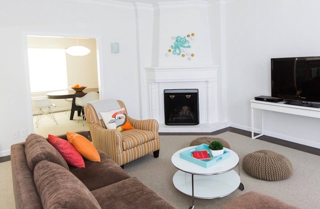 Big & Bright Golden Gate flat, half block to water, walkable to SF fun