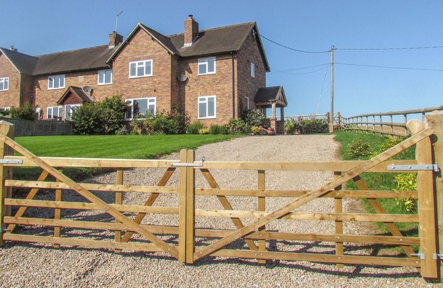 BIG HILL COTTAGE, character holiday cottage in Ellesmere