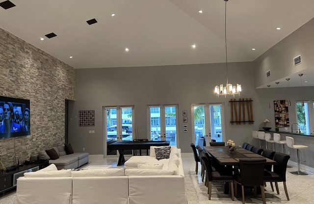 Bimini Bay Island, Luxury 5 bedrooms, 70 ft dock space across from Hilton
