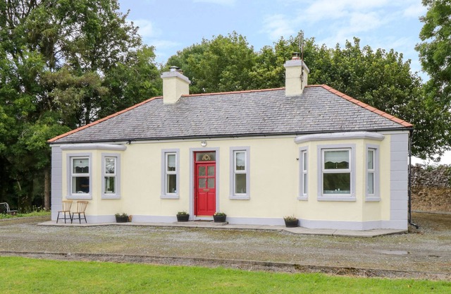 BIRCH TREE COTTAGE, family friendly in Westport, County Mayo