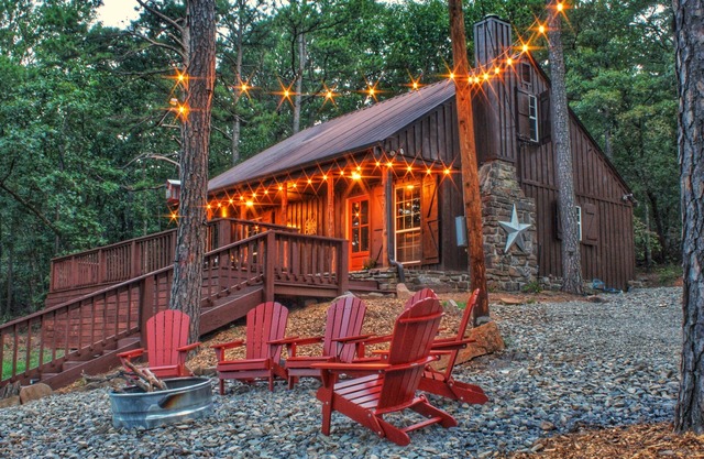Bison Ridge Resort 3BR Cabin on 17 acres w hot tub and firepit, pets OK