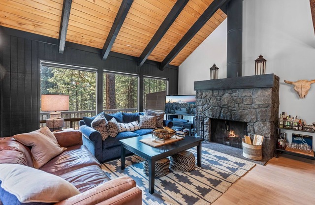 Black Butte Ranch Chic Cabin, Decks backing to forested pond, Golf Course, Pools