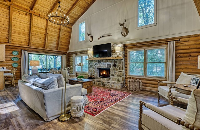 Black Pines - Mountain Escape Minutes from Downtown Highlands