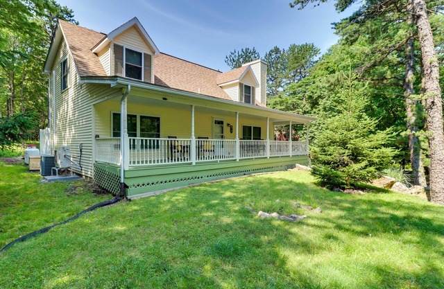 Blakeslee Home w/Private Hot Tub, 5 Mi to Skiing!