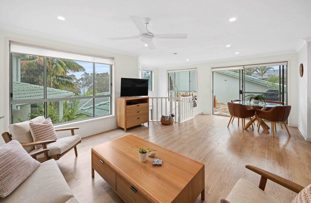 Blue Gum Apt 4 - walk to lake, beach, shops