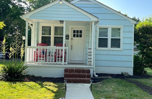 Blue Haven Cottage, walking distance to the beaches along the Bay. Pet Friendly