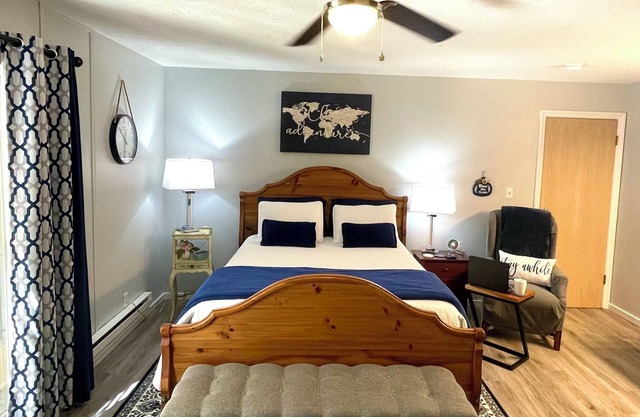 "Blue House Suite: A Serene Retreat in Proximity to the Airport"