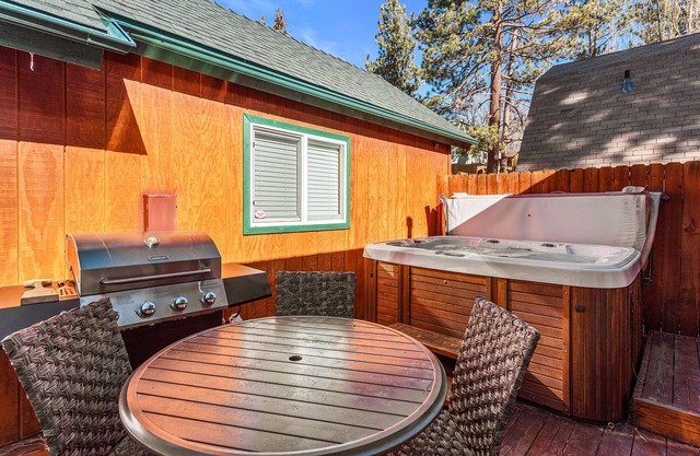 Blue Jay Chalet - Modern, Hot Tub, Deck, Barbecue