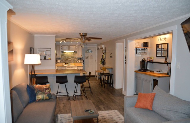 Blue Knob! Get-Away Chalet: King bed/2BR/2BA Hot tub/Pool/Sauna/Golf/Bike/AC