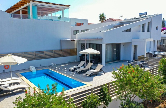 Blue oyster Beachfront villa, No car needed 3