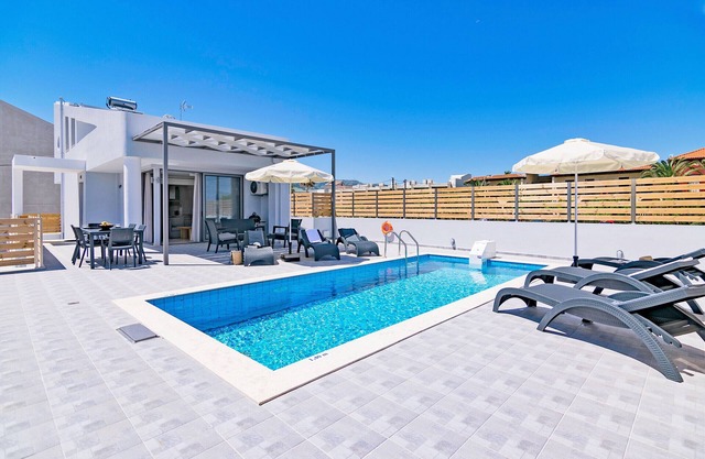 Blue oyster Beachfront villa, No car needed 6