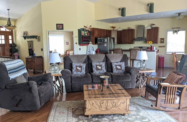 Blue Ridge MOUNTAIN VIEWS! Jetted Tub, Private, 15 Minutes to Downtown !