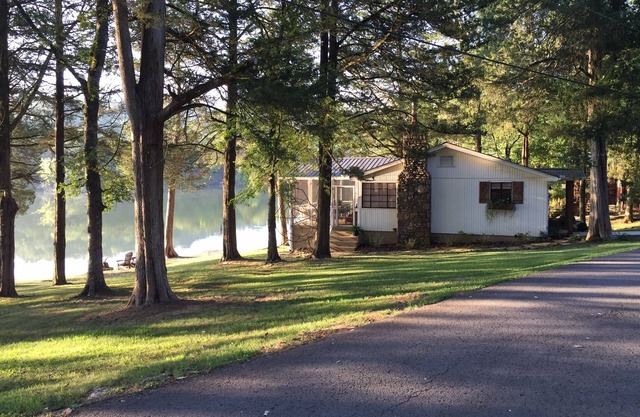 Bluebird Rest - Lakefront Cottage
