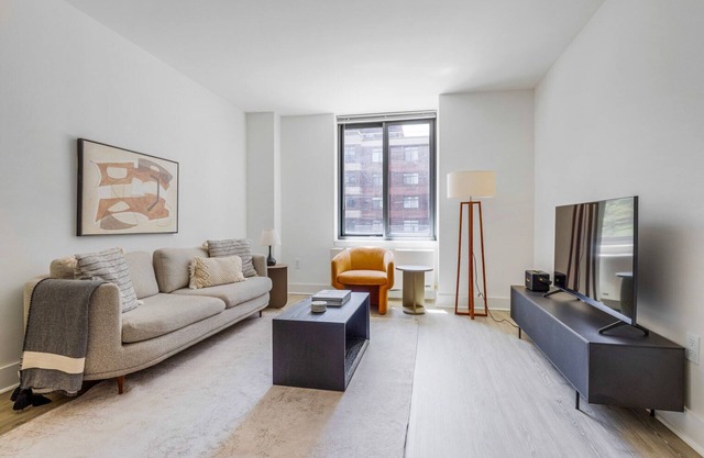 Blueground | LIC, pool & w/d, nr Gantry Park