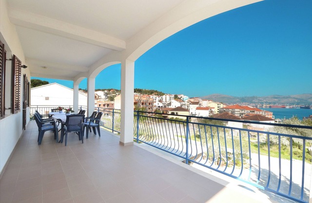 BLUEHOUSE 1 spacious apartment for 8+2 persons with sea view