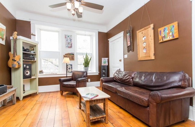 BlueJay/Unique One Bedroom Full of Amazing Art