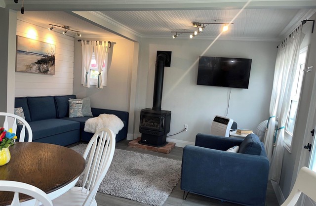 Bluewater Cabin little hidden blue gem in Port Stanley-4 seasons rental