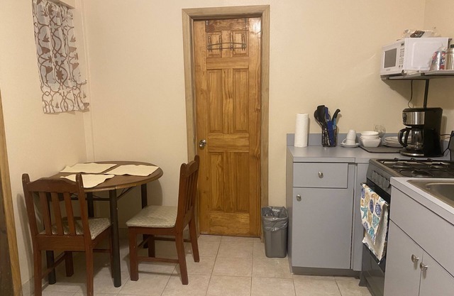 Bluewater Cottage with amazing Ocean views. Cozy and romantic. Work & play here.