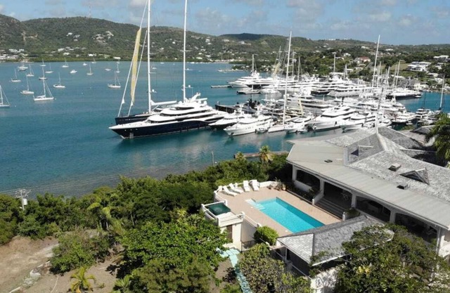 Bluff House, Walk to Marinas and Beach, Pool, Views, Amazing location.