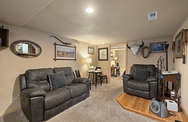 Bo's Old West Den | Cozy and Comfy | Western Decor | Hot Tub | Off-Street Parking