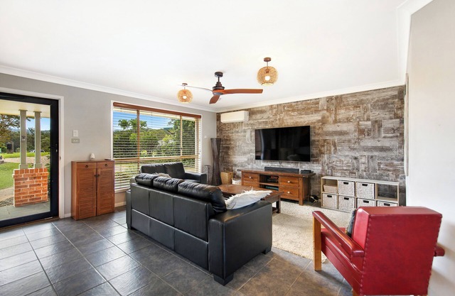 Boambee East Getaway - Comfortable, pet-friendly, family-friendly 3BR home near Sawtell