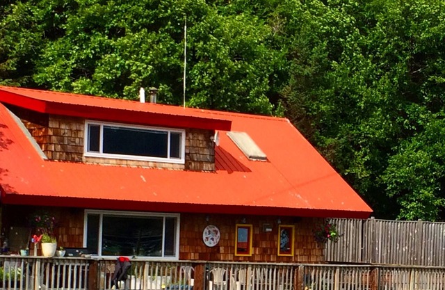 Boardwalk Cottage with hot tub in the heart of Halibut Cove