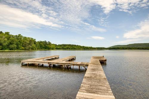 Boat and Swim Lake Guntersville Family Home