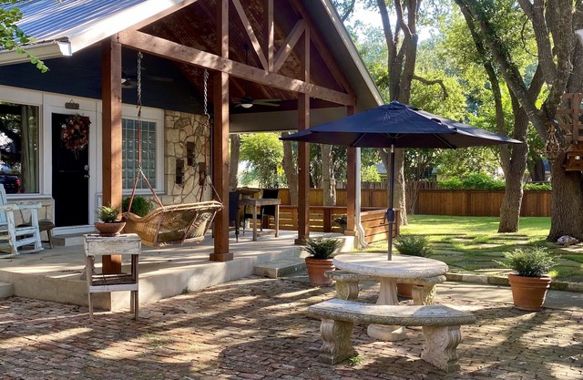 Boerne Garden Cottage - Steps from walking trails and historic downtown Boerne