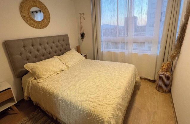 Boho chic style apartment, 4 people 200 m from La Cisterna subway + parking lot