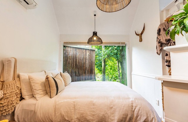 Boho Hill Studio private & stylish 300m to beach