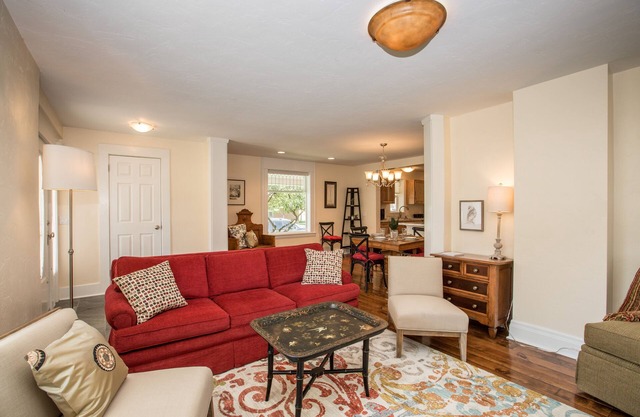 Boho Style, Cozy Home, Big Kitchen, Spacious Near Hot Springs and Winery