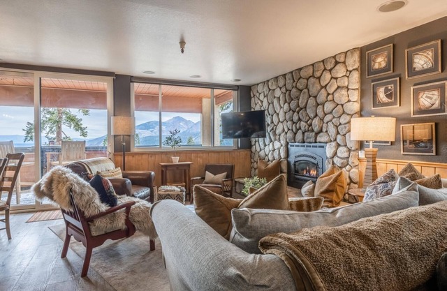 Book a Fall Getaway Today! Ski-in/Ski-out Townhome with Private Hot Tub and Incredible Views!