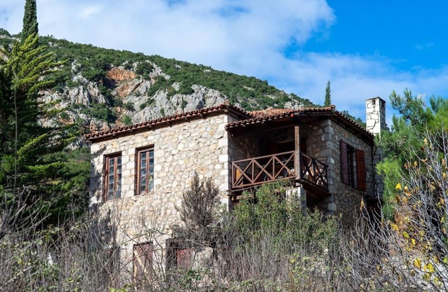 "Book Mariolata Stone House: Greece's Nature Retreat!"