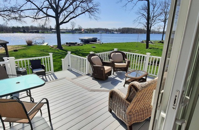 Book your Fall Lake Front Vacation Now! -Pontoon for rent-