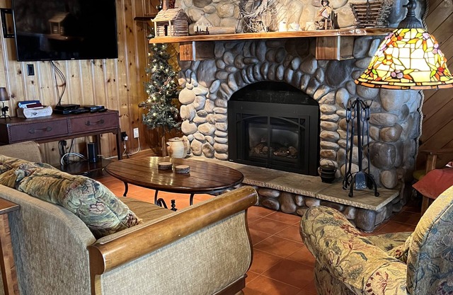 Book your vacation now! Beautiful Oneida Lakefront home for All seasons.