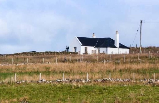 BOTHAN AONGHAIS, character holiday cottage, with open fire in Uig